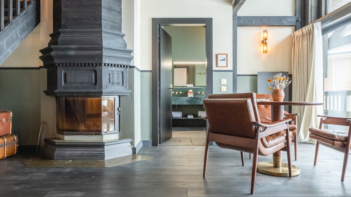 Une photo capture l'espace de vie avec un ensemble de canapés confortables placés près de la cheminée.