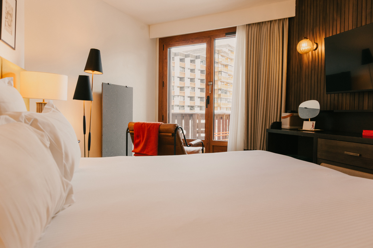 Hauptdoppelbett im Privilege-Zimmer mit Dorfblick.