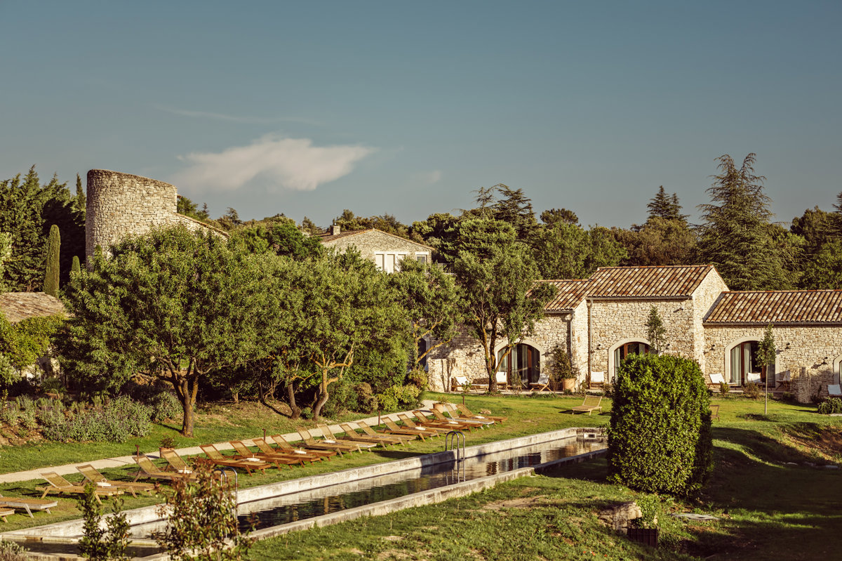 Piscine et jardins provençaux de l'hôtel Beaumier Capelongue à Bonnieux, Luberon